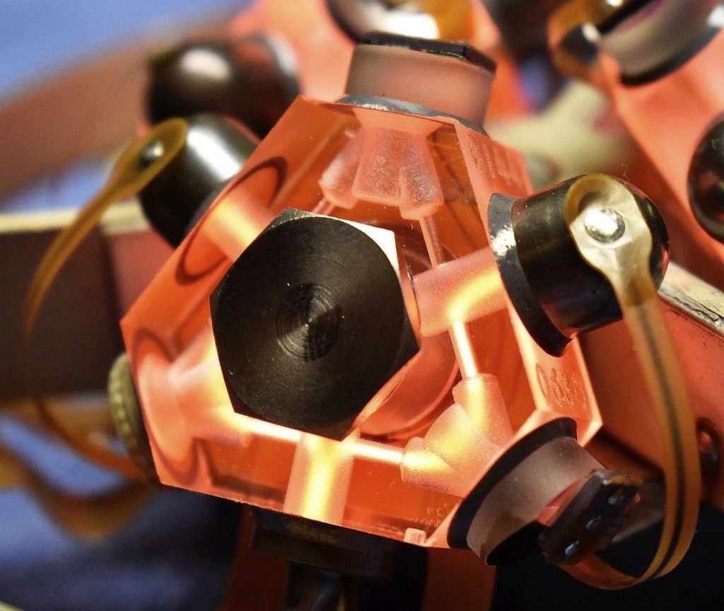 hg1700gg1308_laser_block_glowing5.jpg