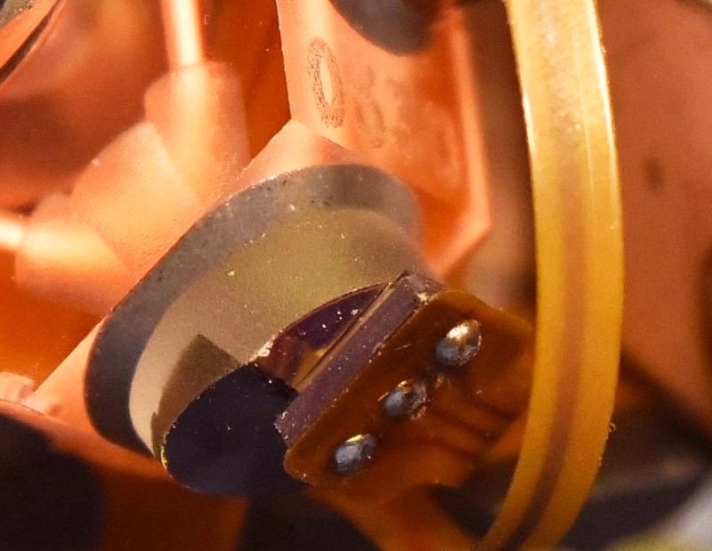 hg1700gg1308_laser_block_glowing_detector_closeup1.jpg