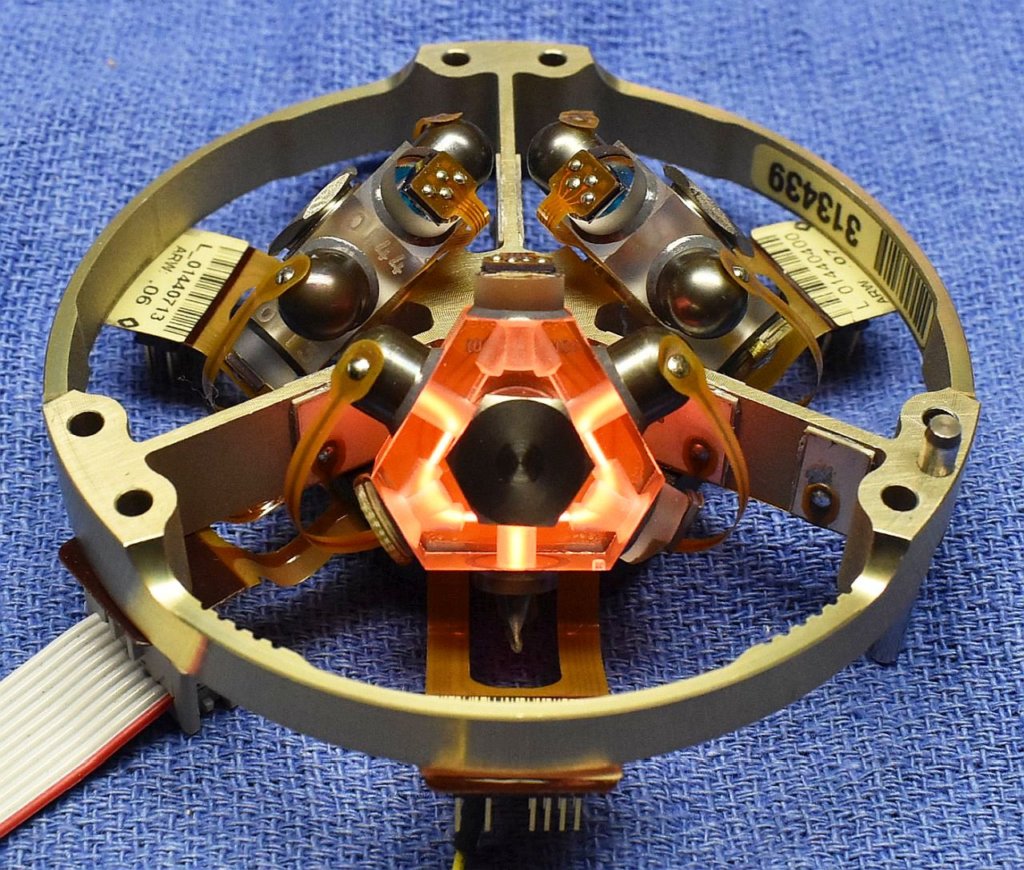 hg1700gg1308_ring_laser_gyro_assembly_one_block_glowing1.jpg